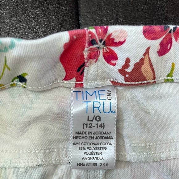 Stretch Fit Capri Jeggings Floral 🌸 - Picture 3 of 4